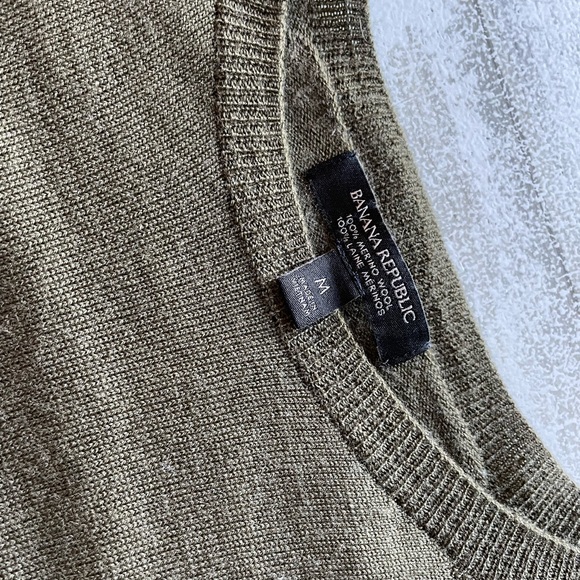 Banana Republic Sweaters - B/R Olive Merino Wool Sweater size M